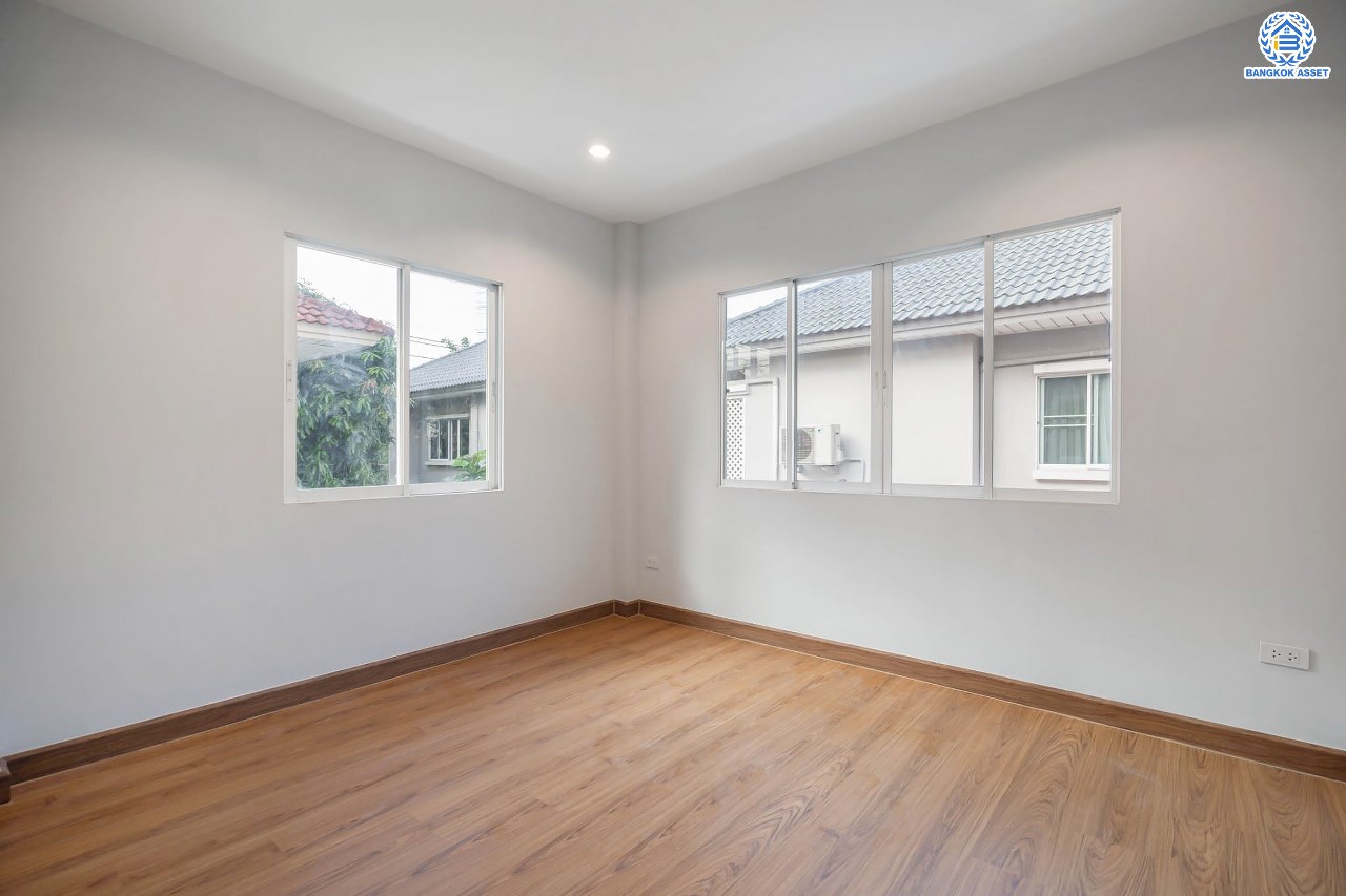 บ้านมือสองตกแต่งใหม่ โครงการ มณีรินทร์พาร์ค รัตนาธิเบศร์-ท่าอิฐ แบรนด์ Property Perfect เนื้อที่ 59.4 ตร.ว. ฟังก์ชัน 3 ห้องนอน 3 ห้องน้ำ จอดรถได้ 2 คัน บนทำเลศักยภาพ เชื่อมต่อทั้ง ถนนรัตนาธิเบศร์ และถนนราชพฤกษ์ ใจกลาง 2 เซ็นทรัลฯ ใกล้ทางด่วน "งามวงศ์วาน" และรถไฟฟ้า "สถานีบางรักน้อยท่าอิฐ"...